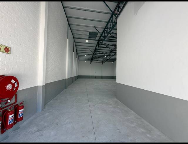 654M² WAREHOUSE TO LET IN STIKLAND INDUSTRIAL
